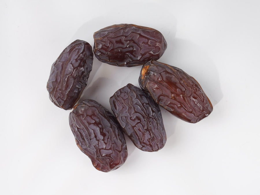 حبّات ميديوم من قريب / Medium dates close up