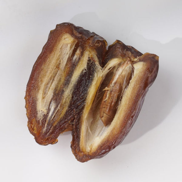 حبّة مجهول مفتوحة، طرية حتى النواة / A Medjool date opened, soft to the seed